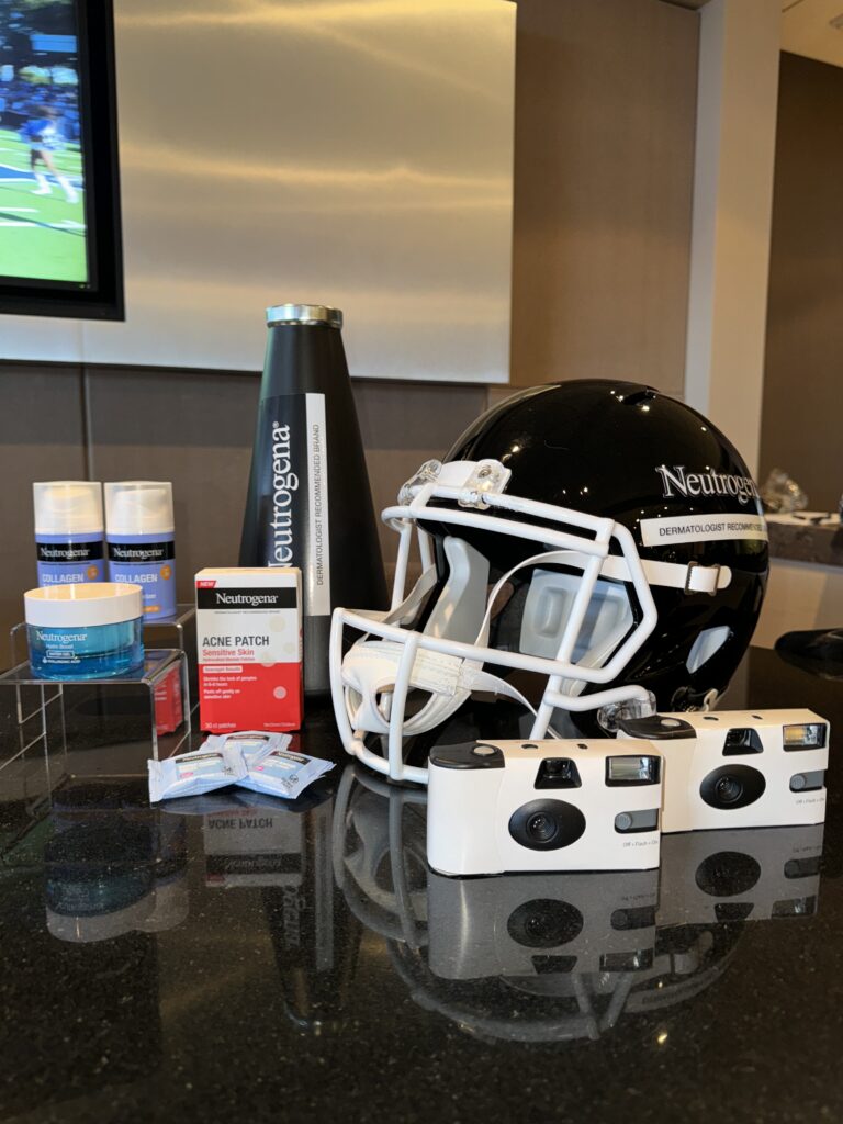 Neutrogena Teams Up With Latina Sports Fans At Dallas Cowboys Game
